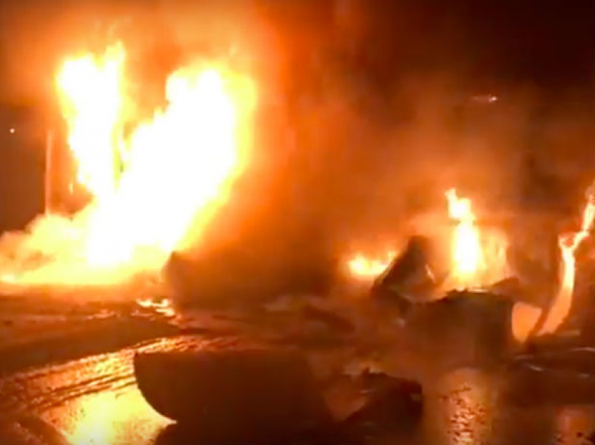 Уничтожаемый огнем грузовик с шоколадом из Молдовы на трассе в Румынии сняли на видео