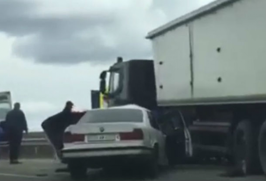 Грузовик протаранил легковушку на трассе в Молдове: жуткое ДТП попало на видео