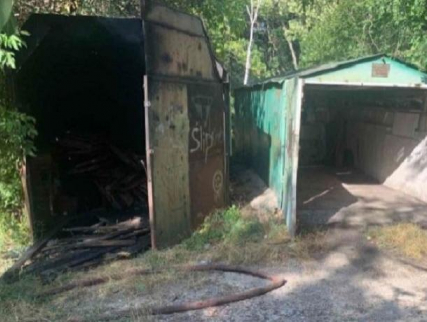В центре Кишинева сгорели три гаража, их могли поджечь