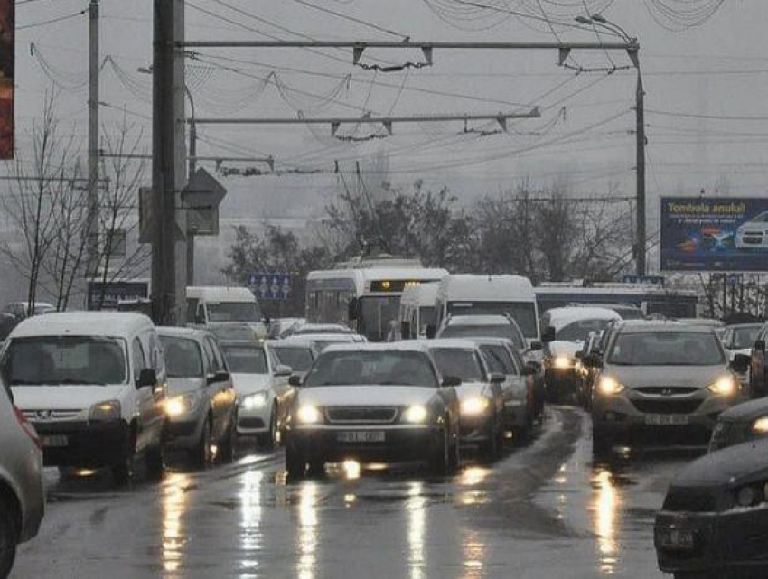 Жиденький снежок уже парализовал автомобильное движение в Кишиневе 