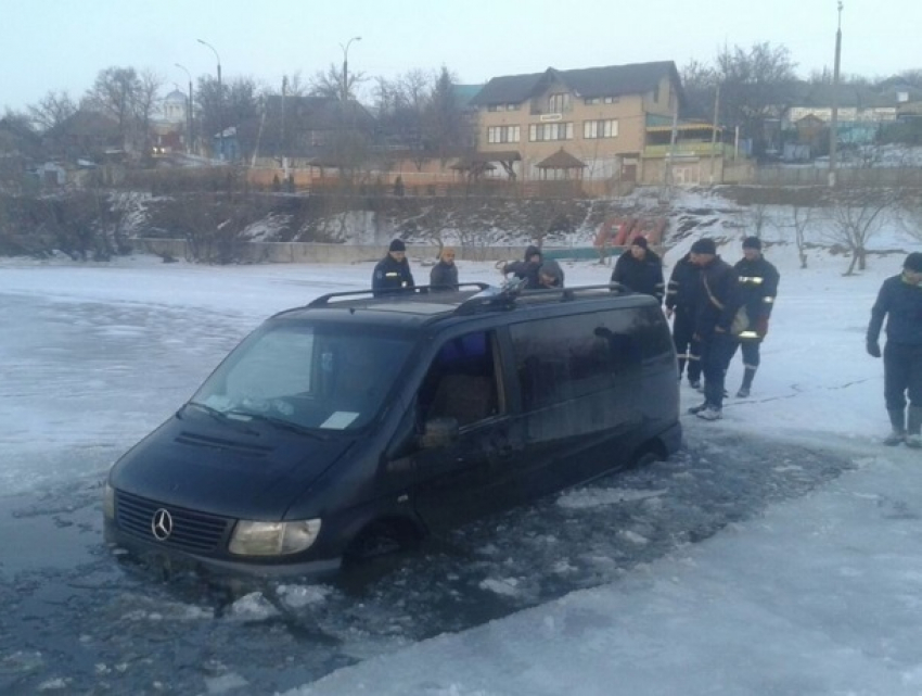 Микроавтобус с водителем провалился под лед Дубоссарского водохранилища