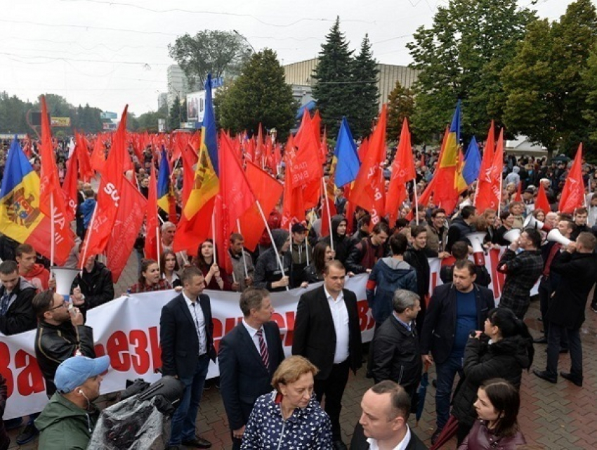 На марши и митинги в поддержку инициатив президента Молдовы вышло более 20 тысяч человек