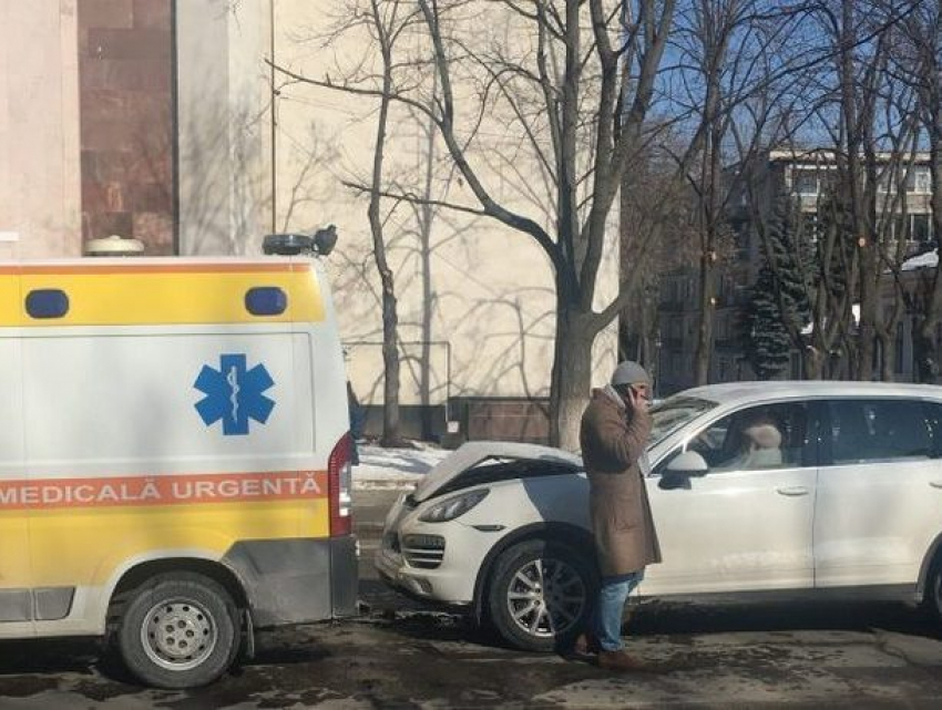 Массовая авария в Кишиневе: столкнулись скорая помощь и легковушки