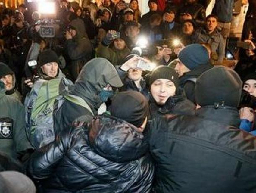 Столкновения между демонстрантами и полицейскими произошли в центре украинской столицы