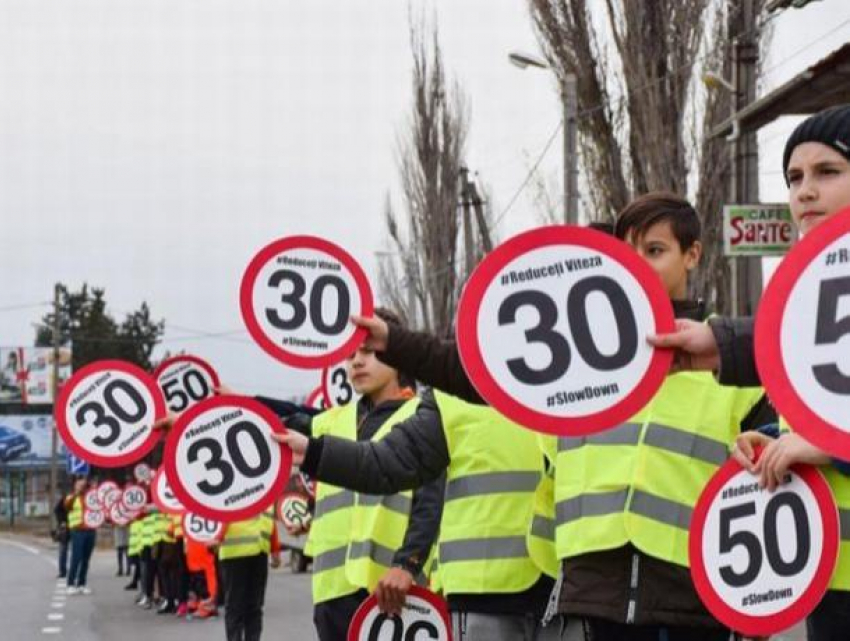 В Пересечино школьники провели флешмоб, напомнив водителям о безопасной скорости в населенных пунктах