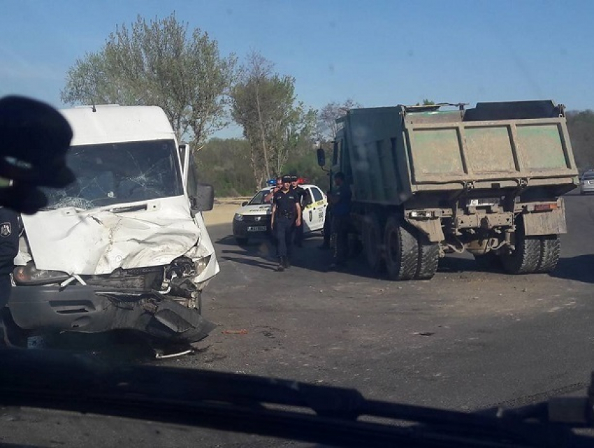 Женщины получили травмы в лобовом столкновении микроавтобуса с КамАЗом на трассе Кишинев - Унгены