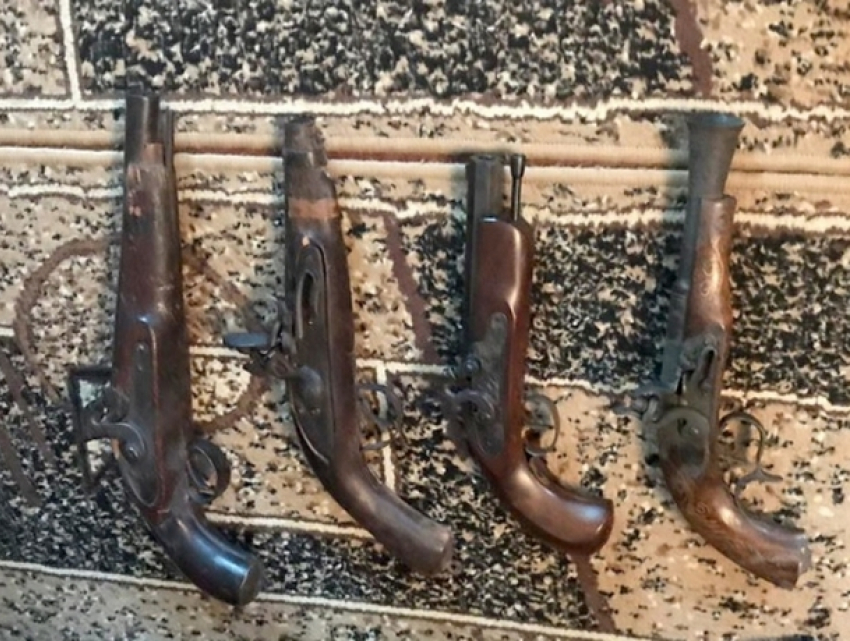 Антикварное и коллекционное оружие нелегально попало в Украину из Молдовы