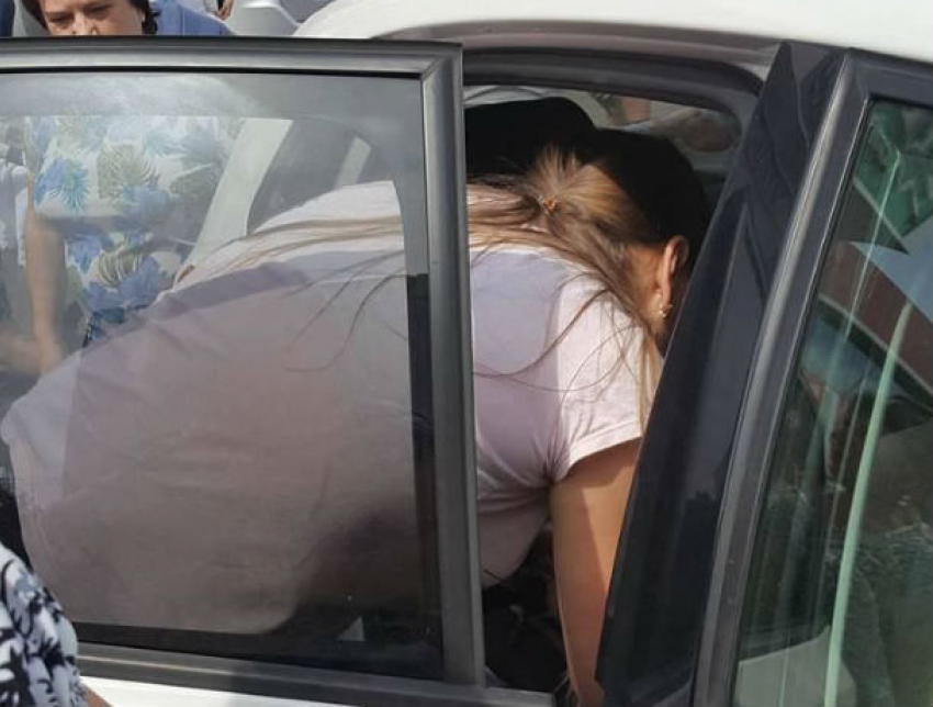 Оставленную матерью в автомобиле на солнцепеке маленькую девочку попытались спасти прохожие