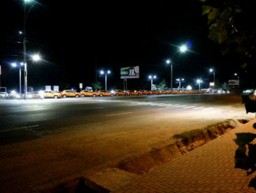 Удивительные светильники, предотвращающие ДТП, установили на пешеходных переходах Кишинева