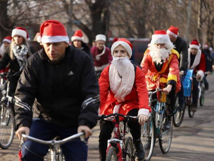 В Бендерах впервые прошёл велопробег Дедов Морозов