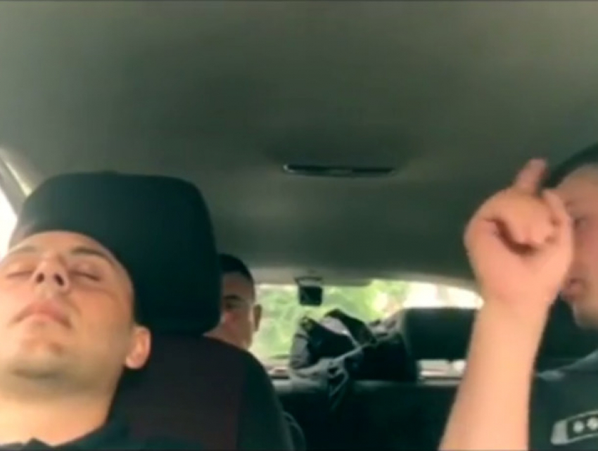 Жестокий розыгрыш спящего на посту полицейского попал на видео