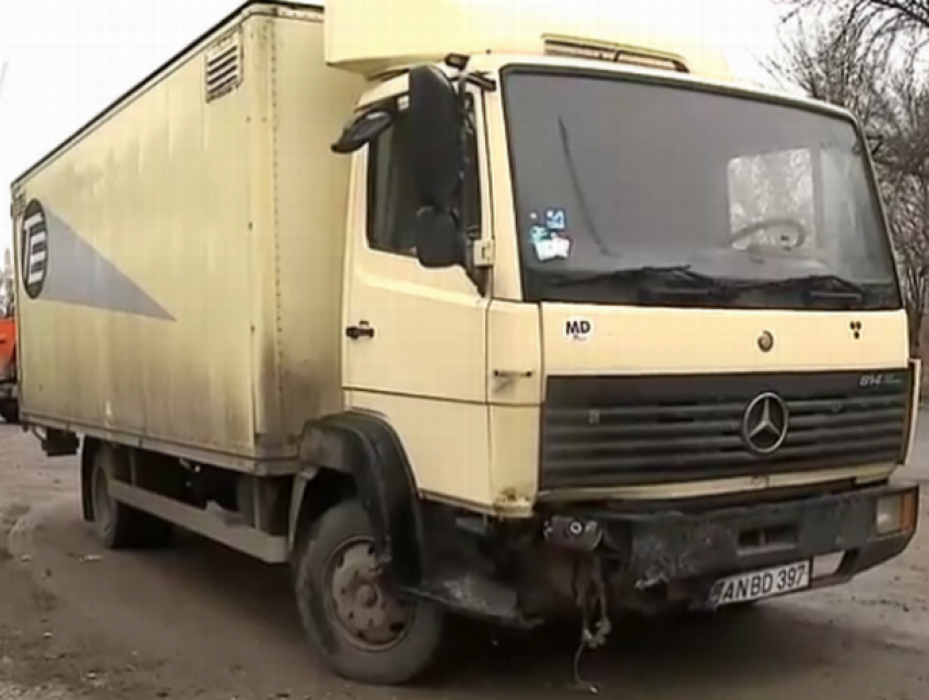 На Ботанике автомобиль Volkswagen столкнулся с тягачом Mercedes (видео)