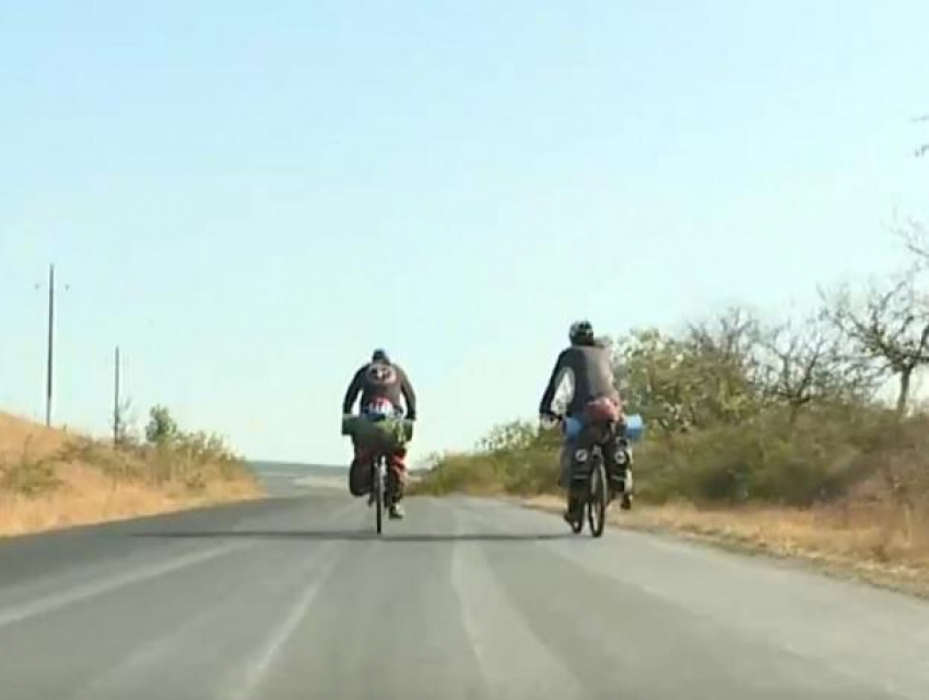 Двое жителей Кишинева решили проехать на велосипедах с севера Молдовы на юг в благотворительных целях