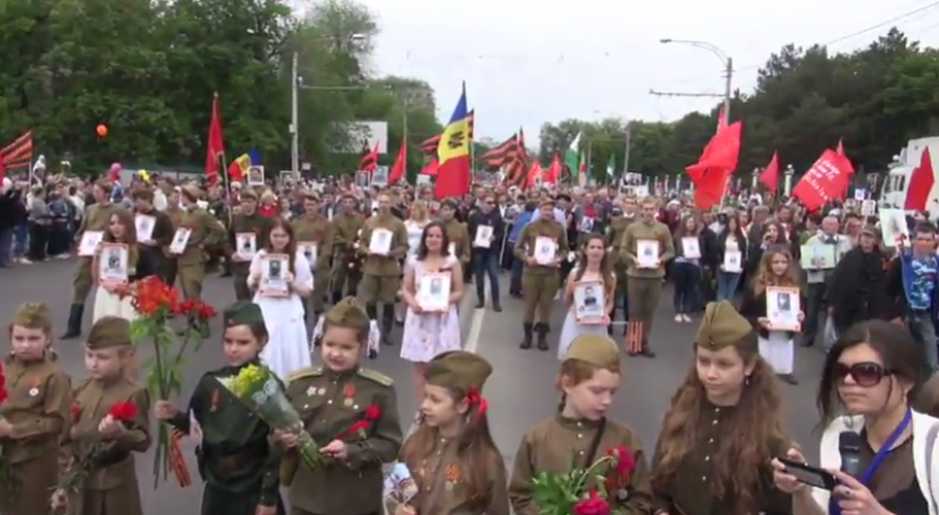 Десятитысячный «Бессмертный полк» в Кишиневе достиг мемориала 