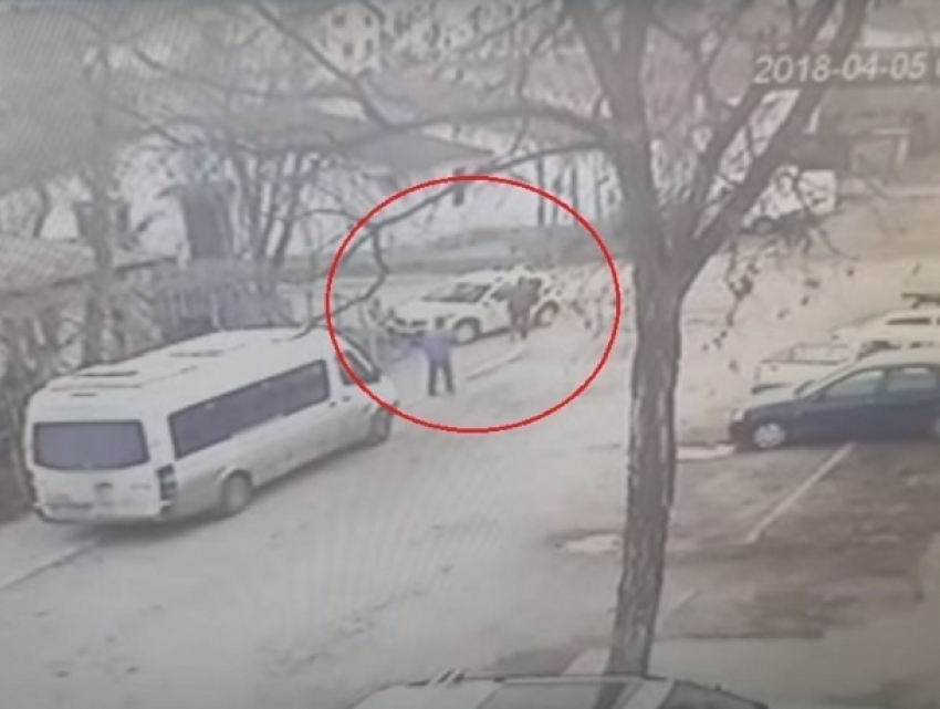 Последние секунды жизни таксиста, умершего во время движения автомобиля, попали на видео