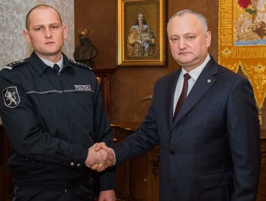 Игорь Додон наградил героя-полицейского, спасшего из ледяного пруда двух человек