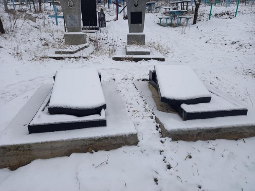 Гнусный акт вандализма в одном из молдавских сел - разбиты примерно два десятка надгробий