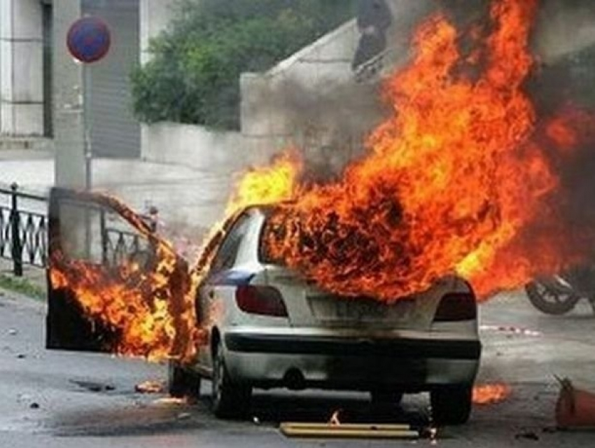 Ревнивый житель Тирасполя сжег автомобиль таксиста, ставшего любовником его девушки