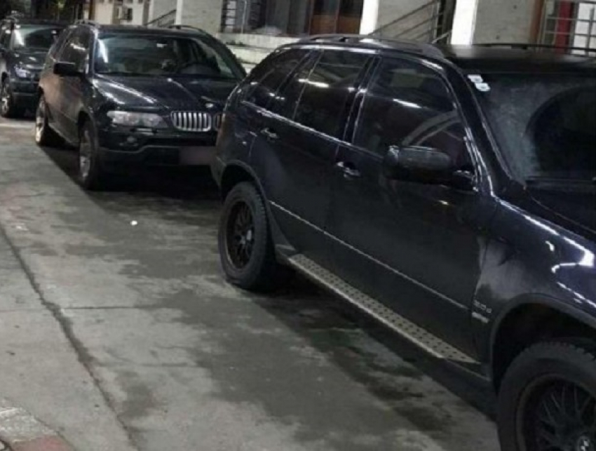 Угнанные люксовые автомобили попытались ввезти в Молдову украинцы