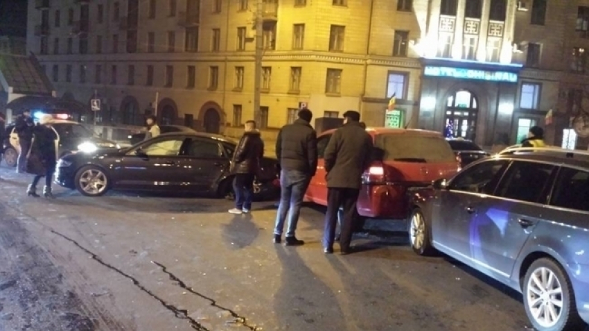 В центре Кишинева по вине пьяного водителя такси столкнулись 6 машин 