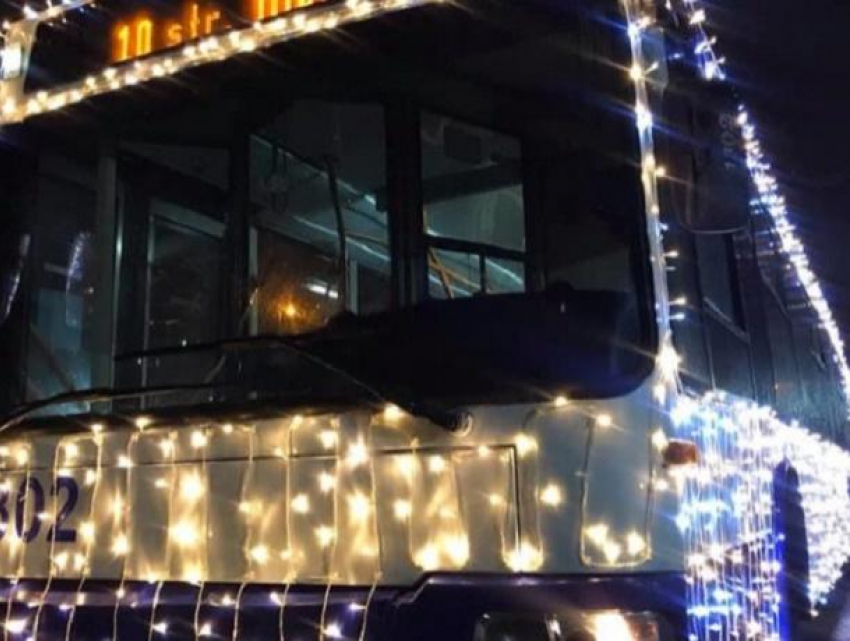 Три празднично оформленных троллейбуса ездят по улицам Кишинева