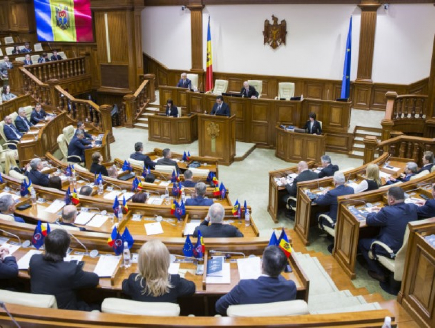 Оппозиция в парламенте выдвинула вотум недоверия главе МИДЕИ