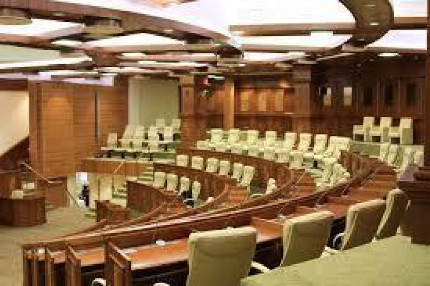Социалисты покинули парламент в знак протеста, заседание закрыто ввиду отсутствия кворума 