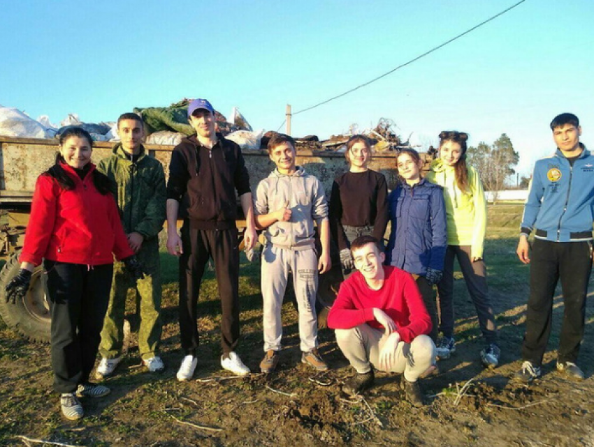 Весенняя уборка Молдовы: молодежь Конгаза убрала берег сельской реки