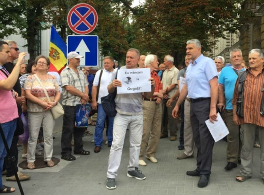 Нэстасе использовал недовольство людей решением о сносе кафе Guguță, чтобы устроить митинг перед примэрией
