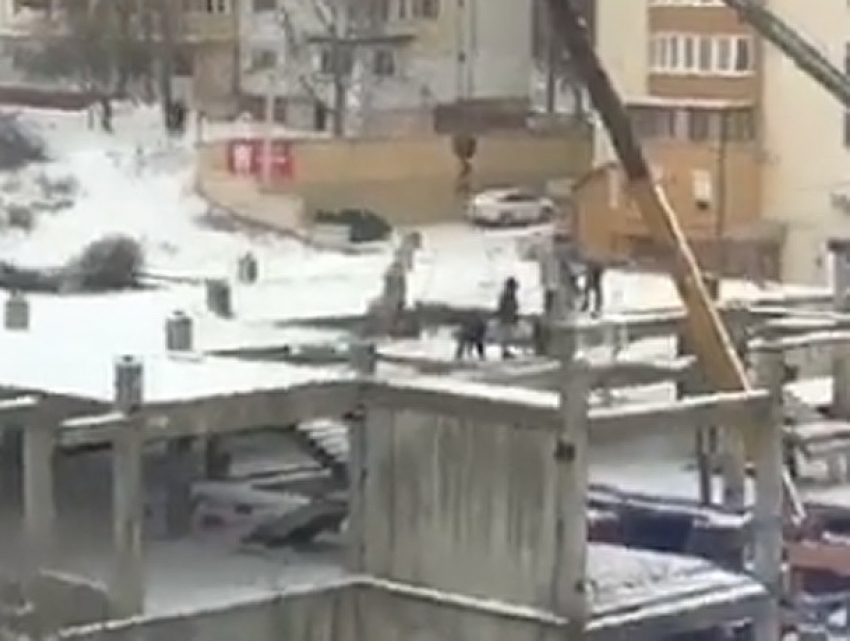 Смертельно опасное строительство многоэтажки в Кишиневе с балансирующими на крыше рабочими сняли на видео