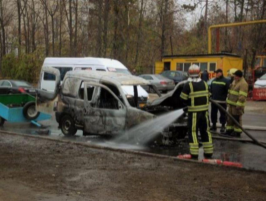Инцидент на Телецентре – автомобиль Peugeot загорелся на полном ходу, водитель спасся чудом