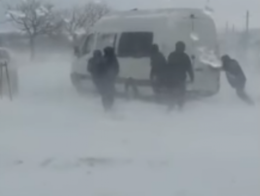 На юге Молдовы пограничники помогают гражданам, застрявшим в сугробах