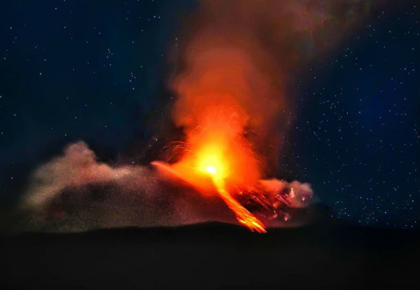 Грандиозно-огненное извержение вулкана Этна попало на видео