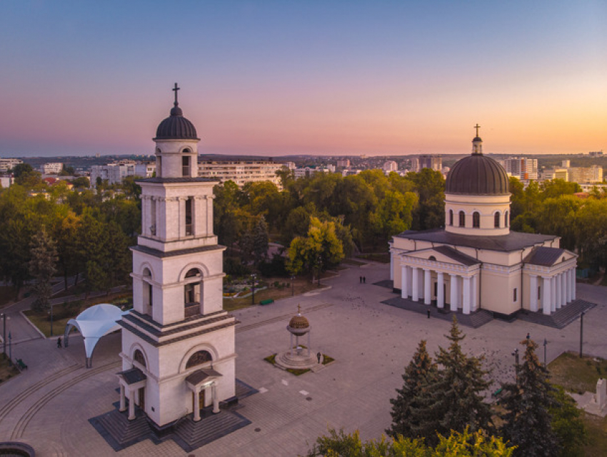 Трансляции из Кафедрального собора в Пасхальную ночь не будет и причем тут Майя Санду