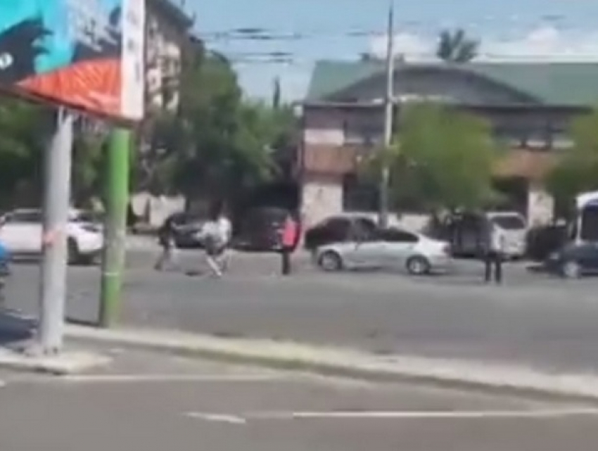 Драка мужчин на проезжей части в столице попала на видео 