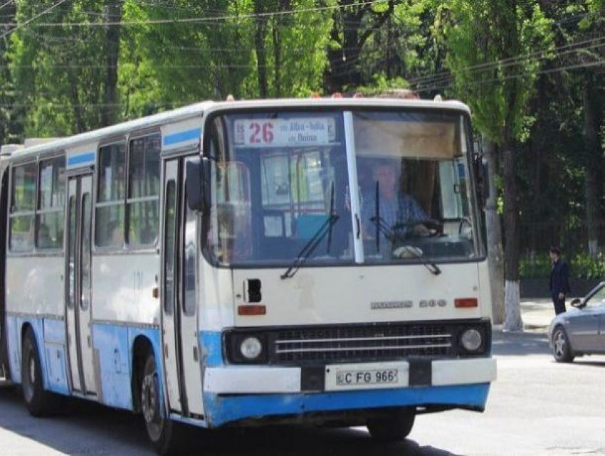 Скандал в кишинёвском рейсовом автобусе – попытка всучить пассажиру надорванный билет привела известного активиста в гнев