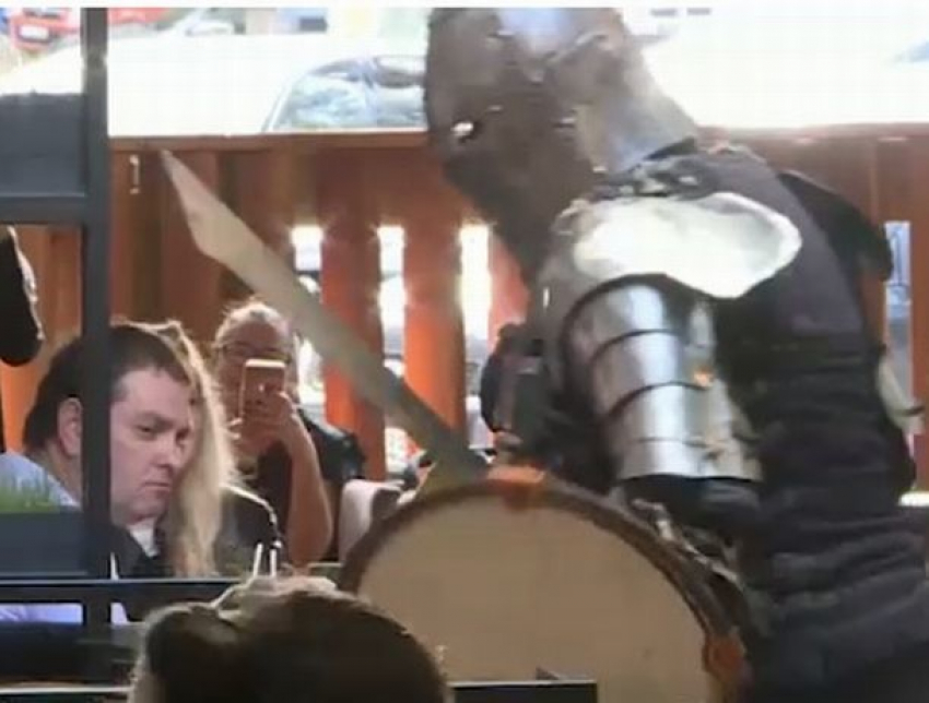 Молодой человек устроил рыцарский турнир прямо в одном из ресторанов Кишинёва, чтобы сделать предложение своей невесте