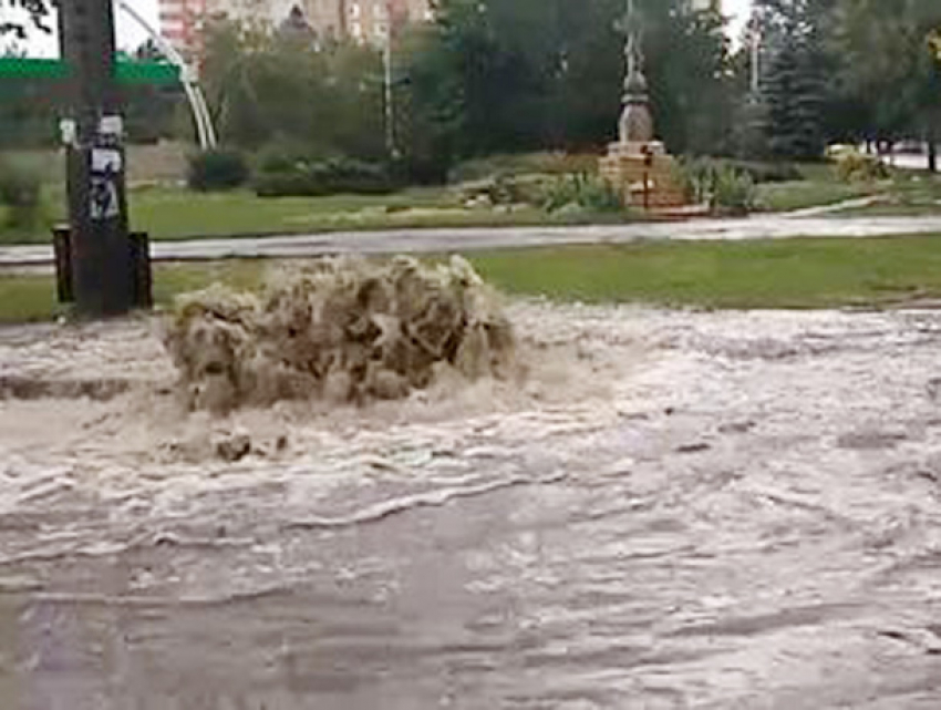 Грандиозный потоп из-за дождя и бьющий гейзер попали на видео в Кишиневе