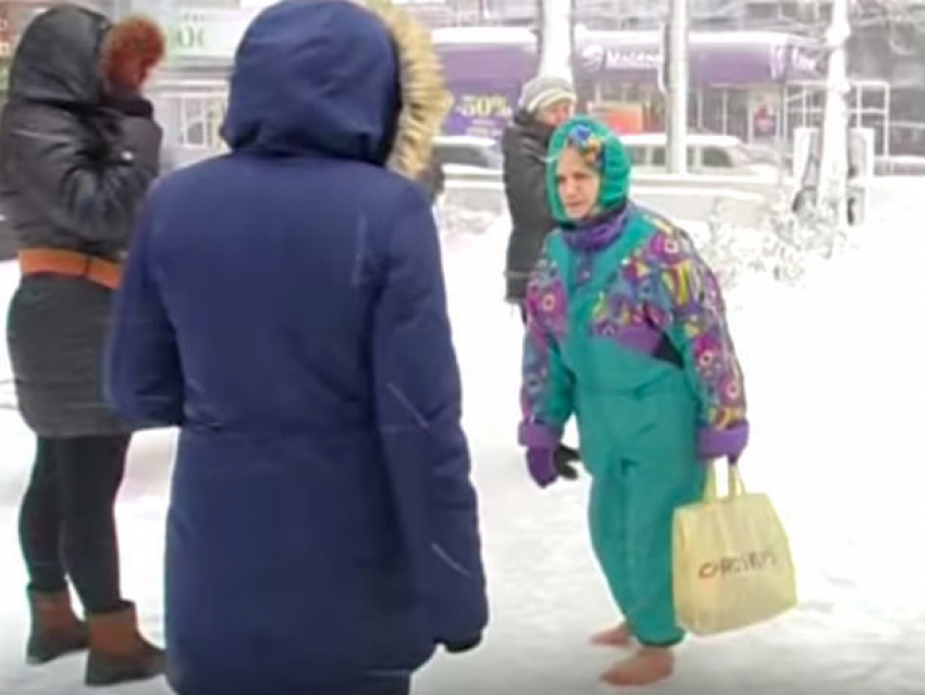 Разгуливающая по снегу босиком жительница Рышкановки попала на видео
