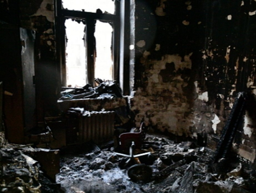 Шокирующее видео: Психически нездоровый мужчина поджег свою квартиру в Кишиневе