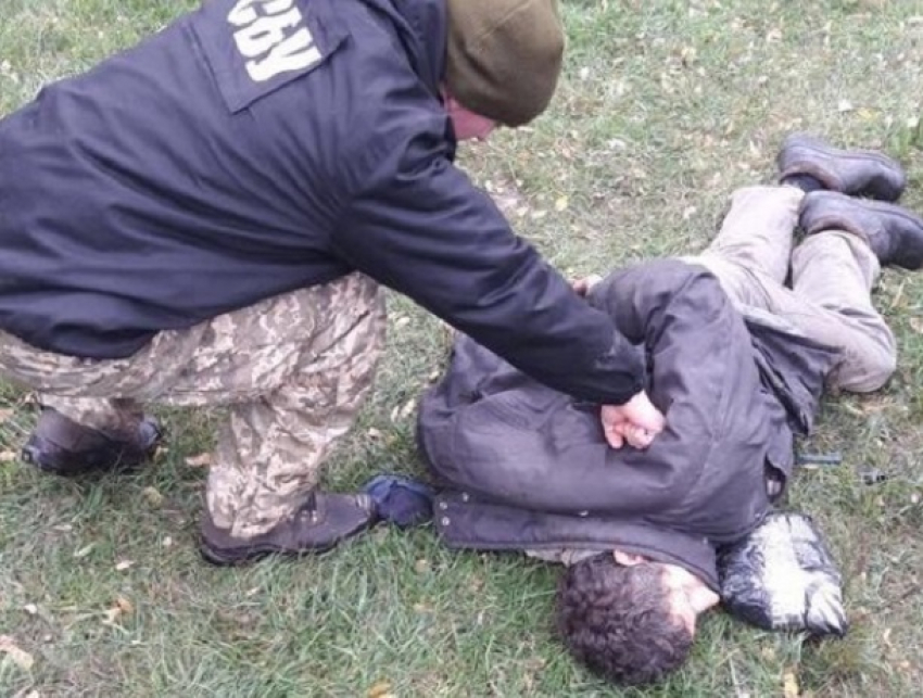 Украинец в галошах прорывался в Молдову с набитыми наркотиками карманами