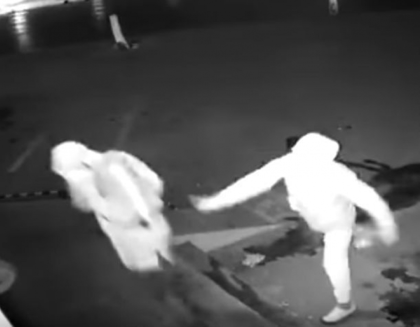Самое глупое ограбление в истории попало на видео: бандит нечаянно покалечил напарника