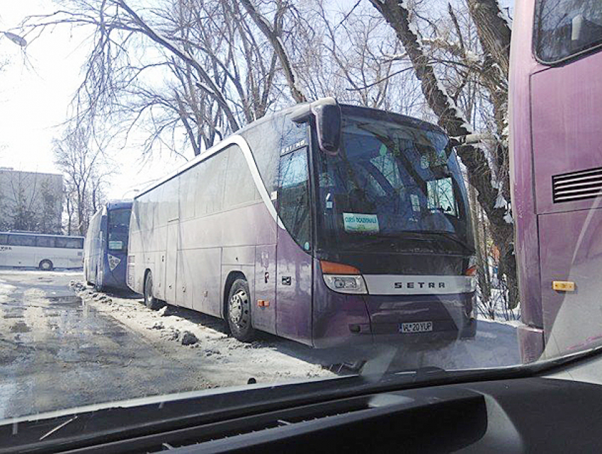 Автобусы, которые привезли румын на марш объединения, спрятали во дворах Кишинева 