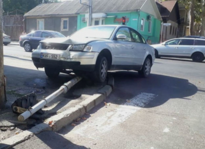 Столичная женщина-водитель вылетела на тротуар и уничтожила столб со светофором