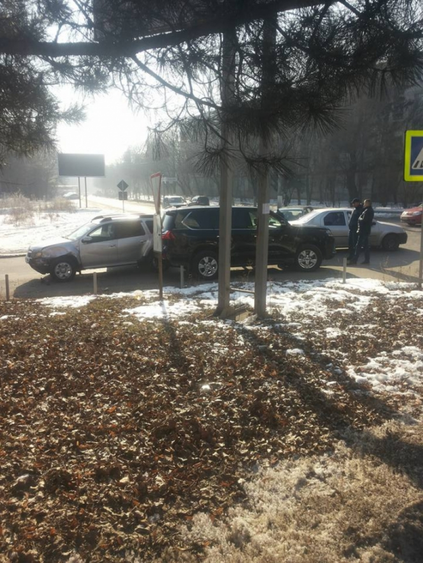 В Кишиневе столкнулись сразу три автомобиля