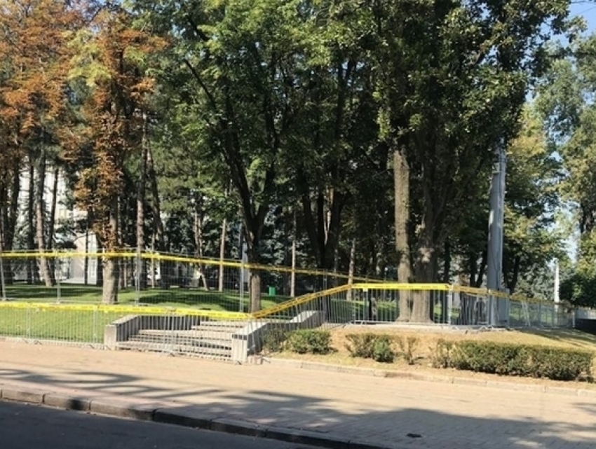 Металлическое ограждение установлено у здания правительства в Кишиневе