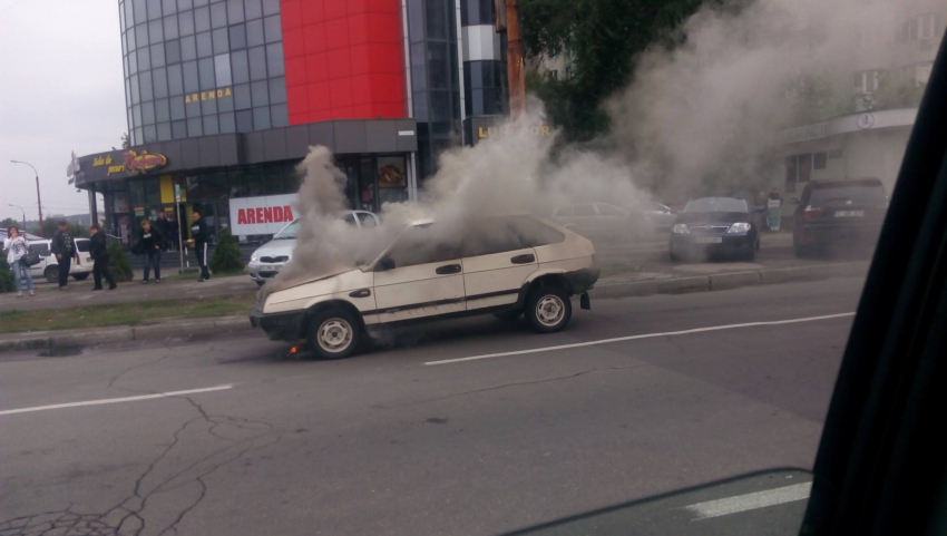 На улице Д. Кантемир дотла сгорел автомобиль