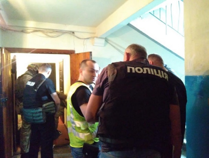 Вооруженный мужчина захватил в заложники детей в Киеве