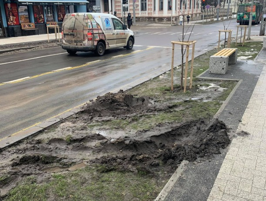 Автохамы продолжают месить грязь в центре Кишинева