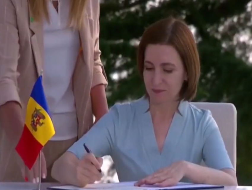 Символичненько: Санду подписала документы под перевернутым флагом РМ